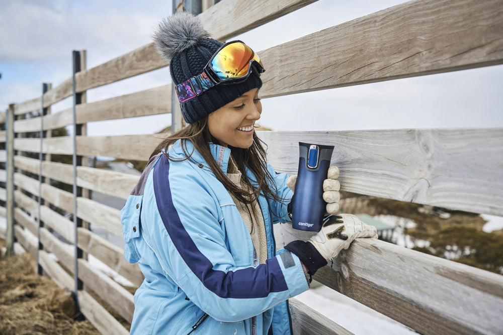 Contigo tasse utilisée d'une main pour boire en déplacement facilement