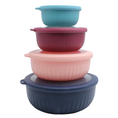 COOK WITH COLOR ensemble de bols devant montrant les quatre tailles et couvercles pour polyvalence