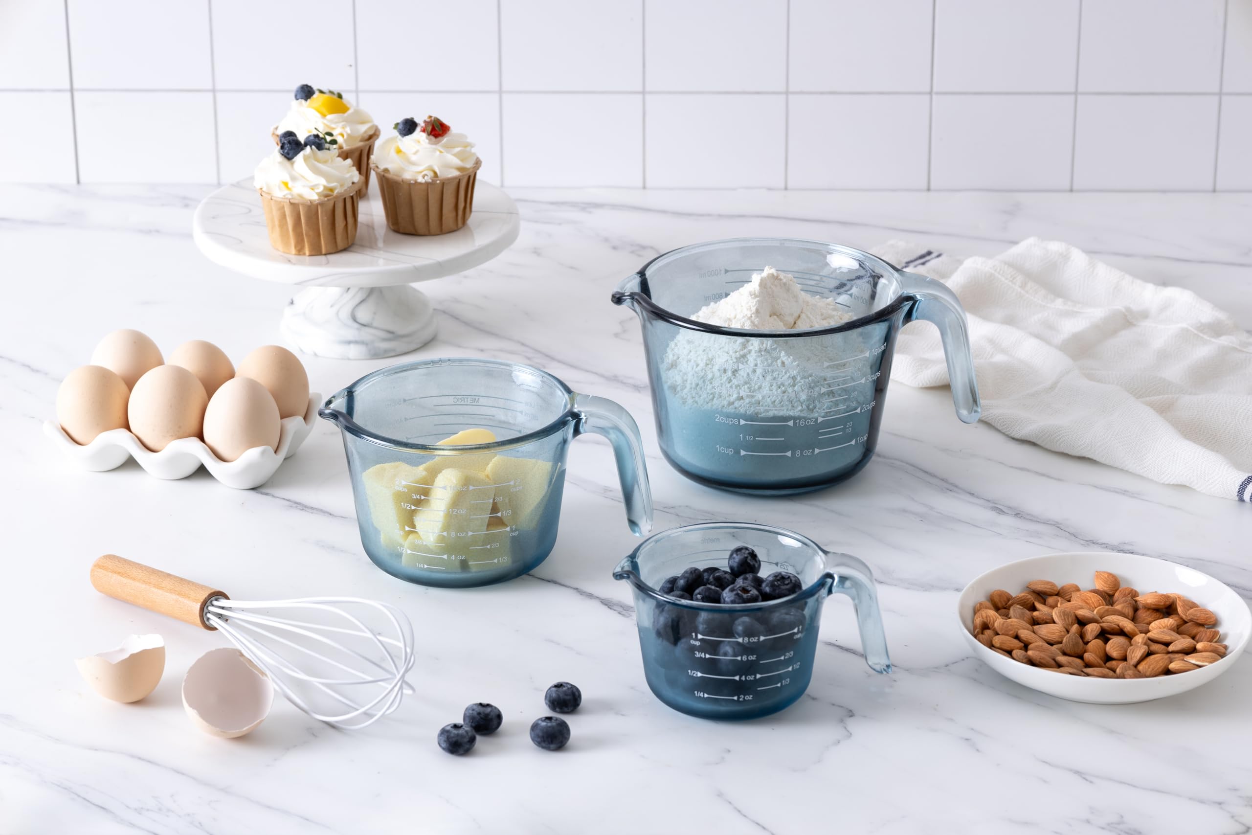 COOK WITH COLOR tasse en action versant un liquide proprement avec bec précis