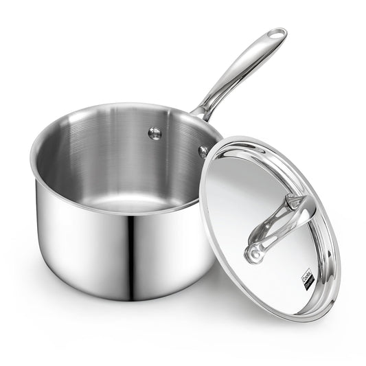 Cooks Standard vue de face de la casserole 3 pintes montrant la finition miroir et robustesse