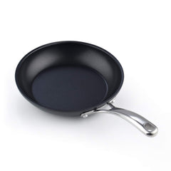 Cooks Standard poêle 20 cm face avant montrant la grande surface de cuisson