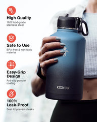 Coolflask en cours d'utilisation avec bouchon paille pour boire facilement en mouvement