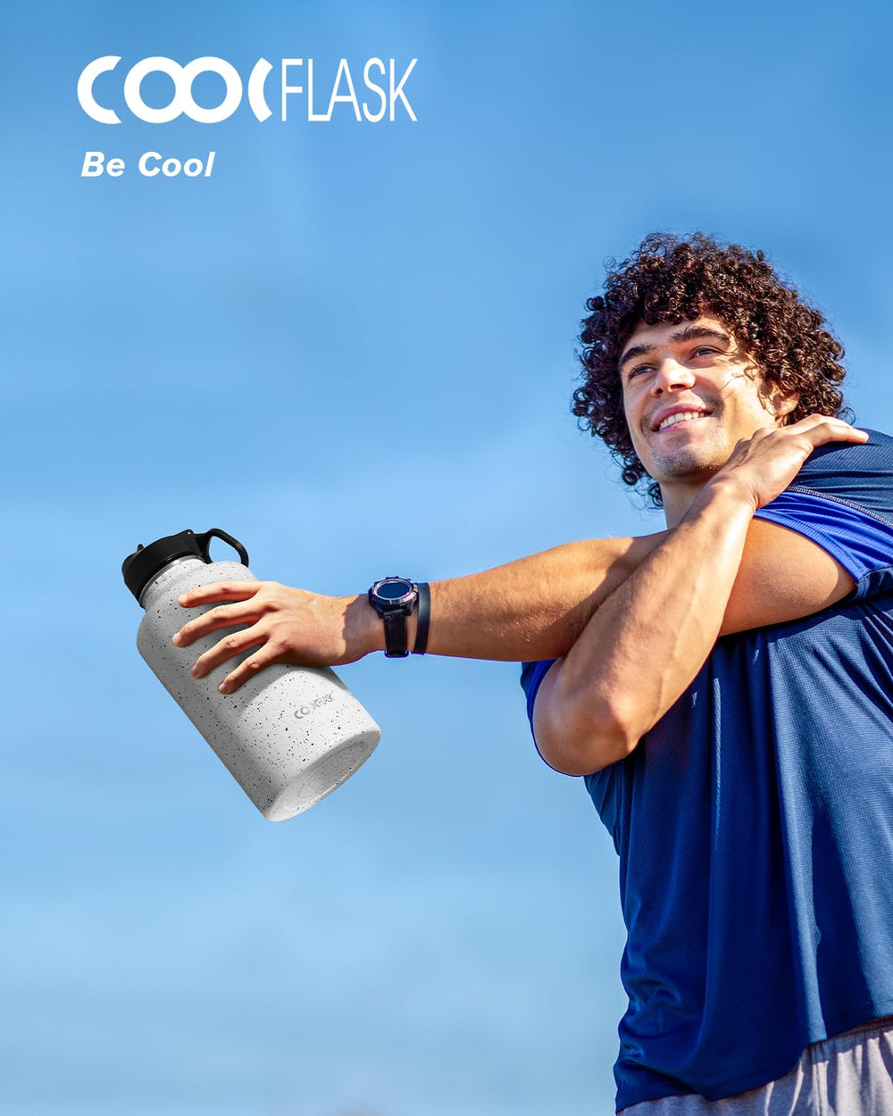 Coolflask comparaison taille avec main montrant contenance 64 oz pratique