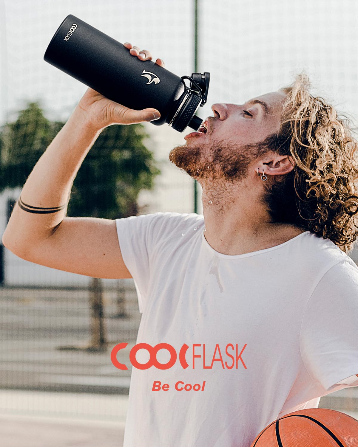 Coolflask comparaison taille dans une main illustrant capacité 40 oz facile à transporter
