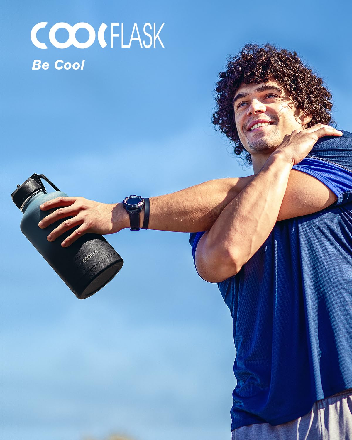 Coolflask à côté d'un siège pour comparer l'échelle et visualiser la capacité 64 oz