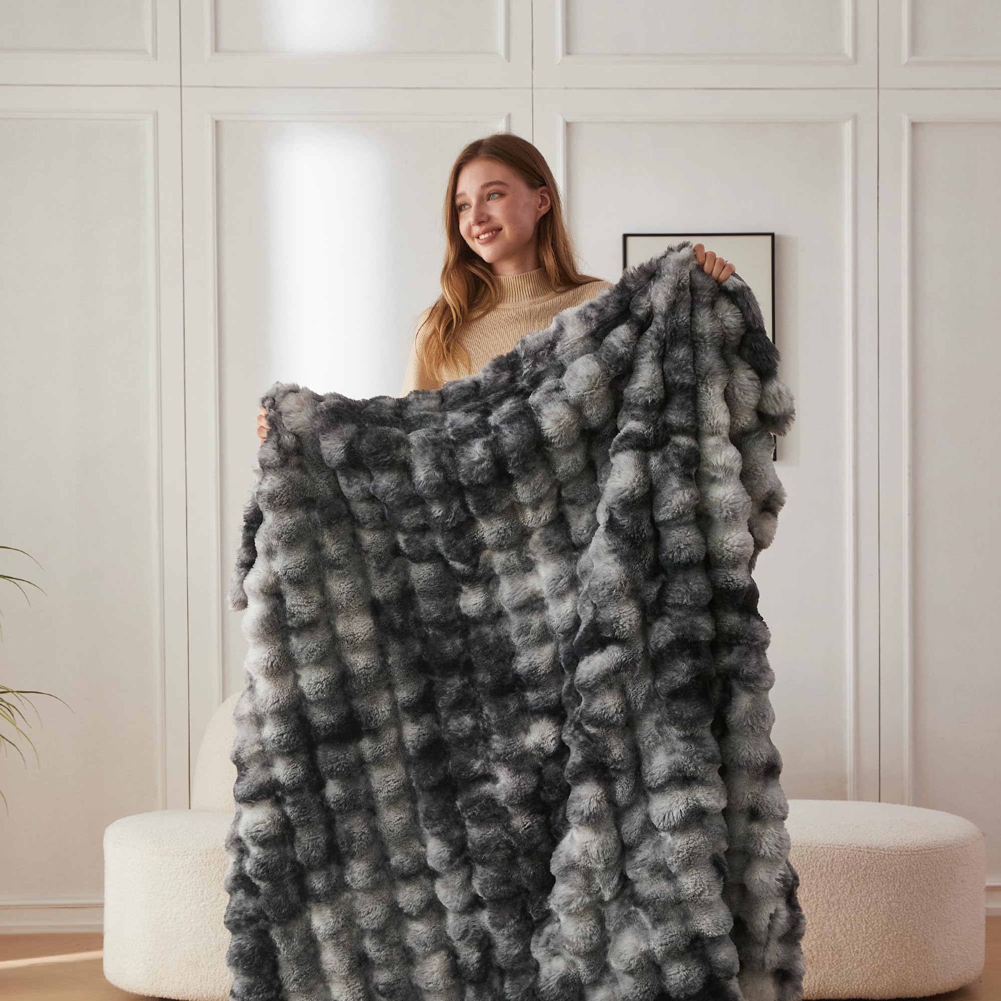 Plaid COOVA posé sur canapé créant ambiance cosy et esthétique moderne