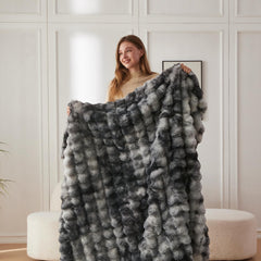 Plaid COOVA posé sur canapé créant ambiance cosy et esthétique moderne