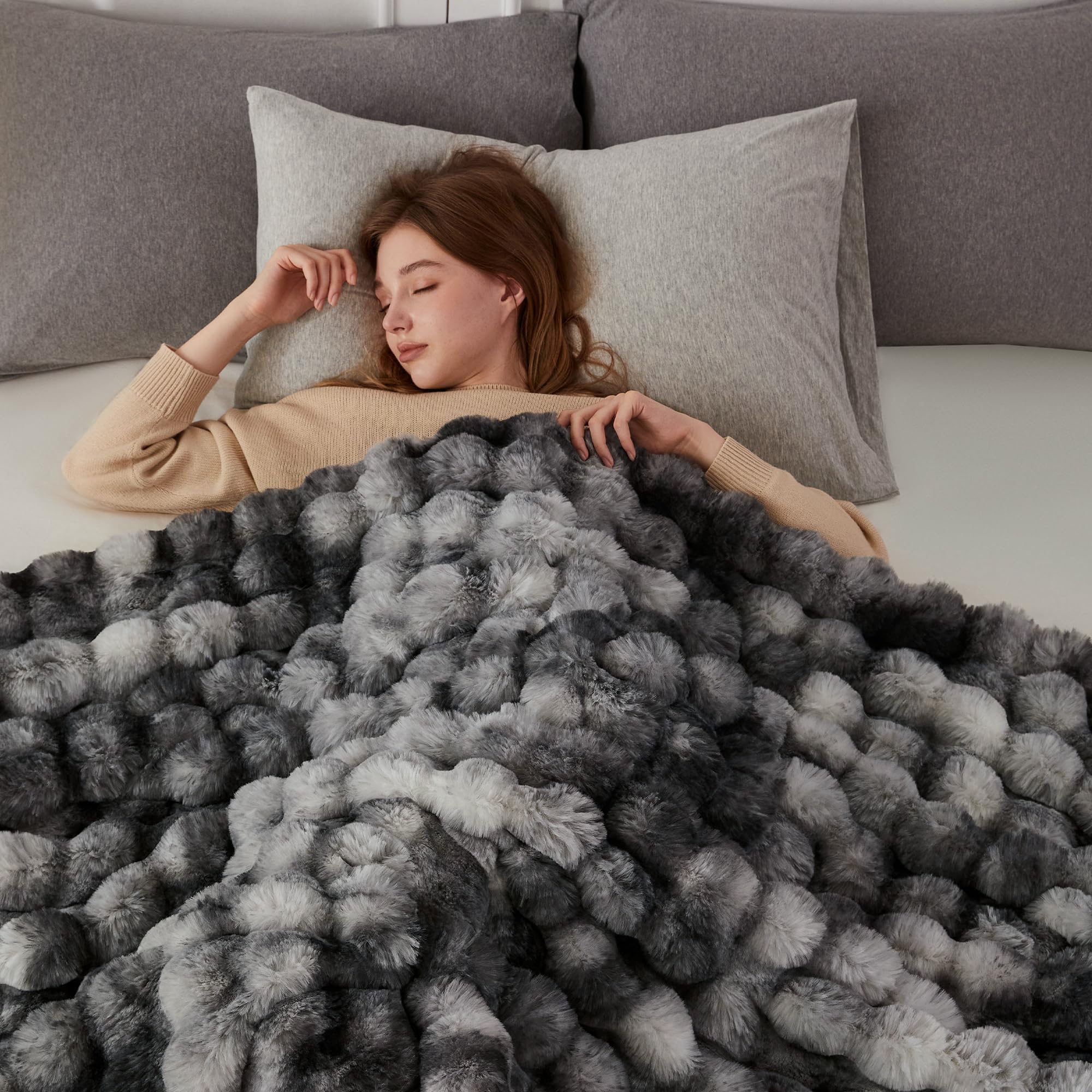 Gros plan COOVA fausse fourrure microfibre douce offrant chaleur légère