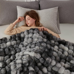 Gros plan COOVA fausse fourrure microfibre douce offrant chaleur légère