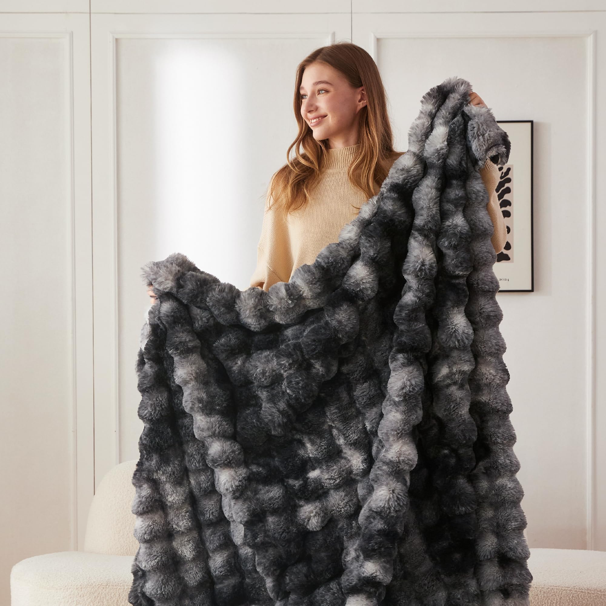 COOVA mains touchant la microfibre soulignant douceur et chaleur