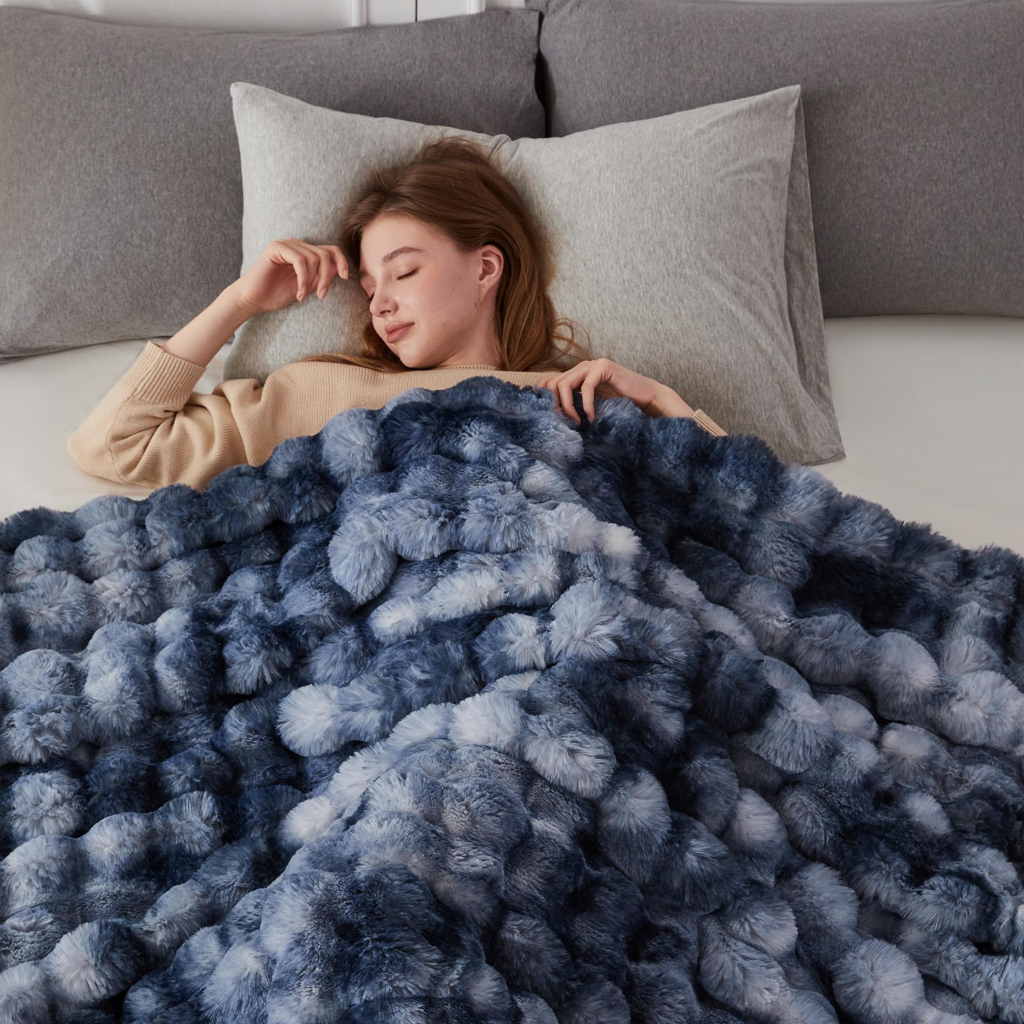 COOVA plaid sur canapé illustrant confort et ambiance cosy