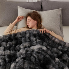 COOVA plaid posé sur canapé créant ambiance cosy dans salon