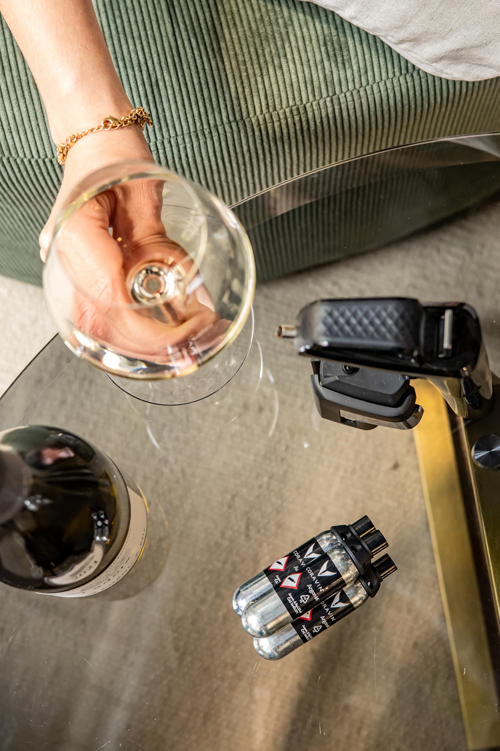 CORAVIN capsule posée à côté d'un bic montrant échelle et compacité pour transport