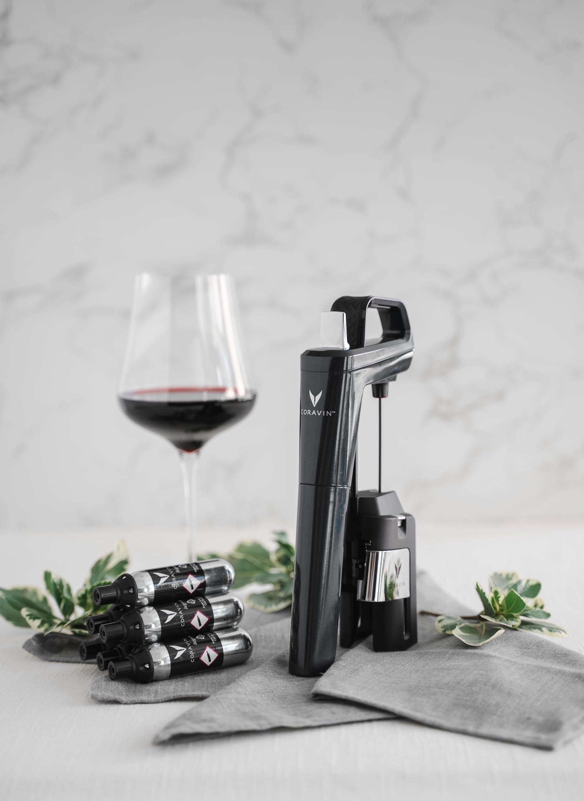CORAVIN capsules sur un comptoir de bar à vin évoquant préservation et service professionnel