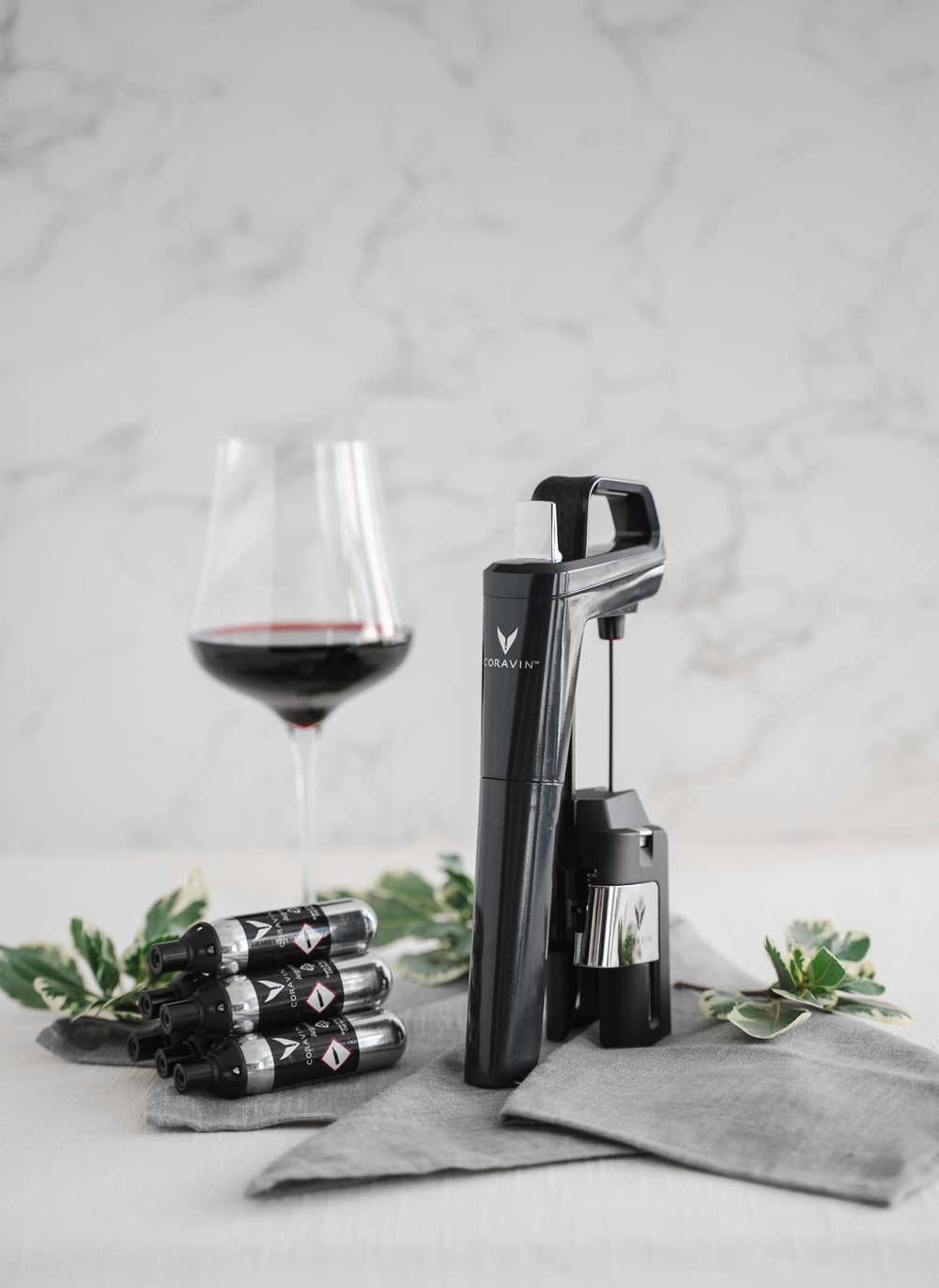 CORAVIN capsules sur un comptoir de bar à vin évoquant préservation et service professionnel