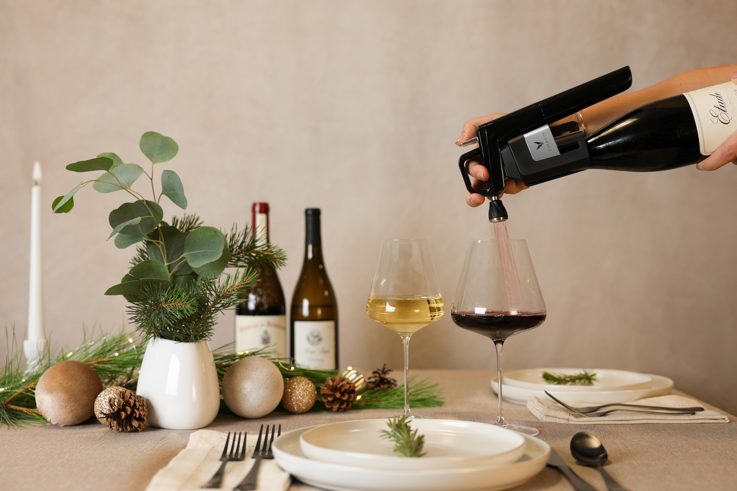 CORAVIN utilisé pour verser un verre, conservation prolongée et service aisé