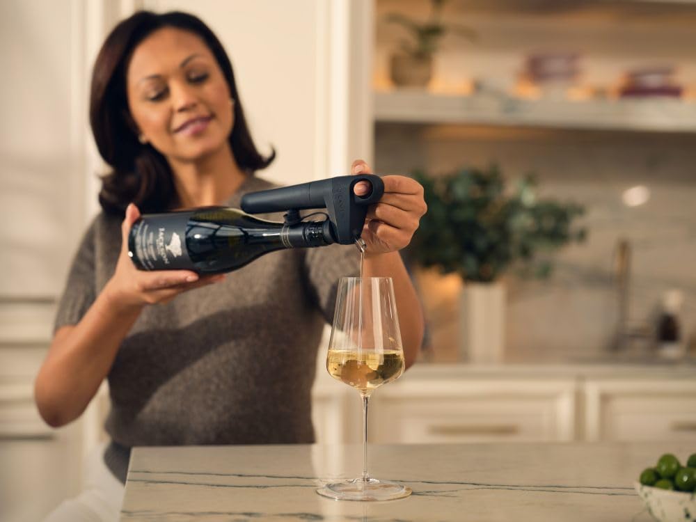 CORAVIN Pivot Plus gros plan sur l'aérateur montrant texture et mécanisme pour aération rapide