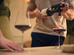 CORAVIN Pivot Plus en situation de service montrant versement propre et conservation du reste
