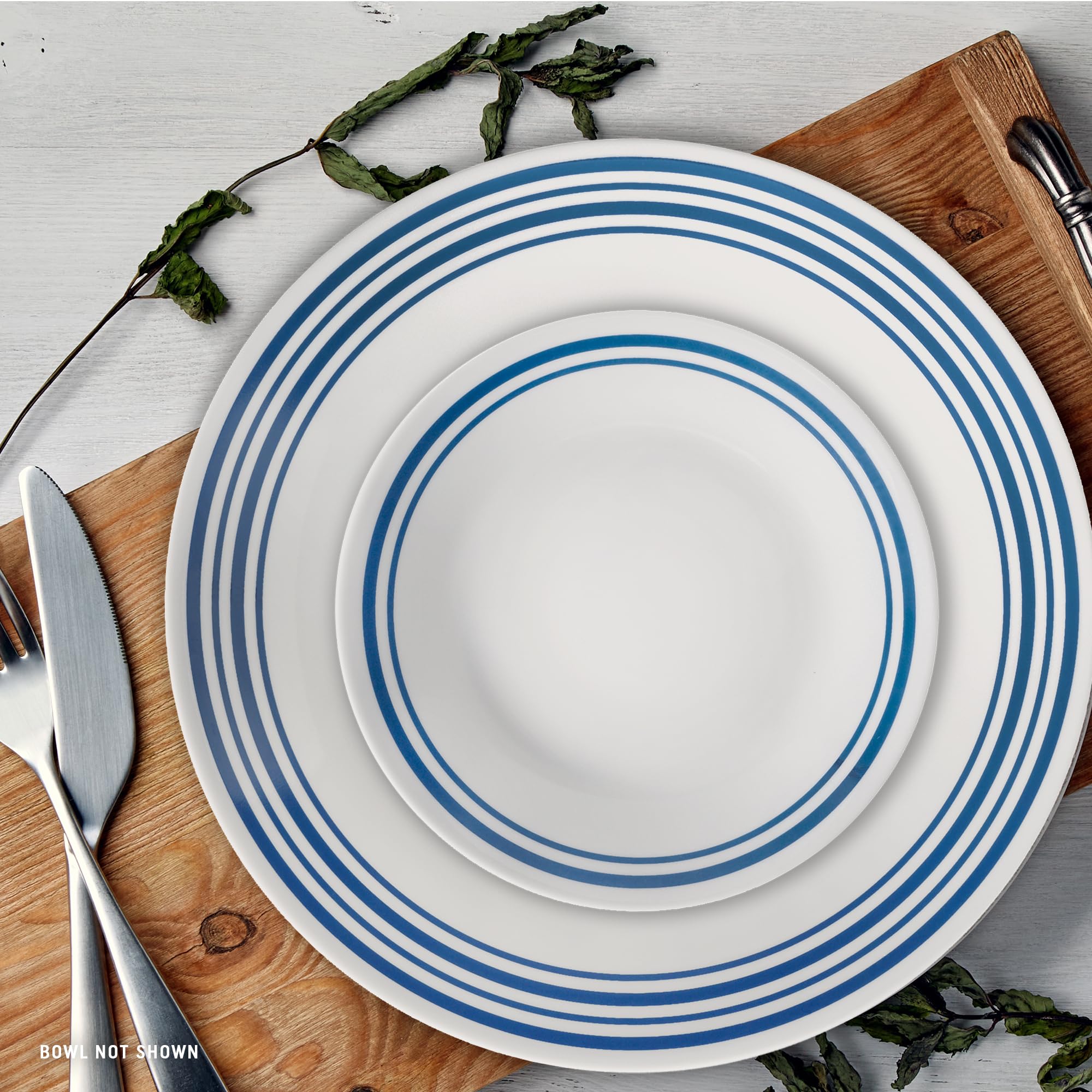 Corelle Laila à côté d'une main pour montrer l'échelle et la légèreté des pièces