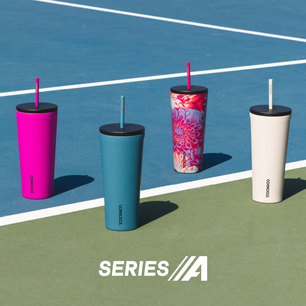 Corkcicle Cold Cup dans un sac à dos illustrant portabilité et usage quotidien