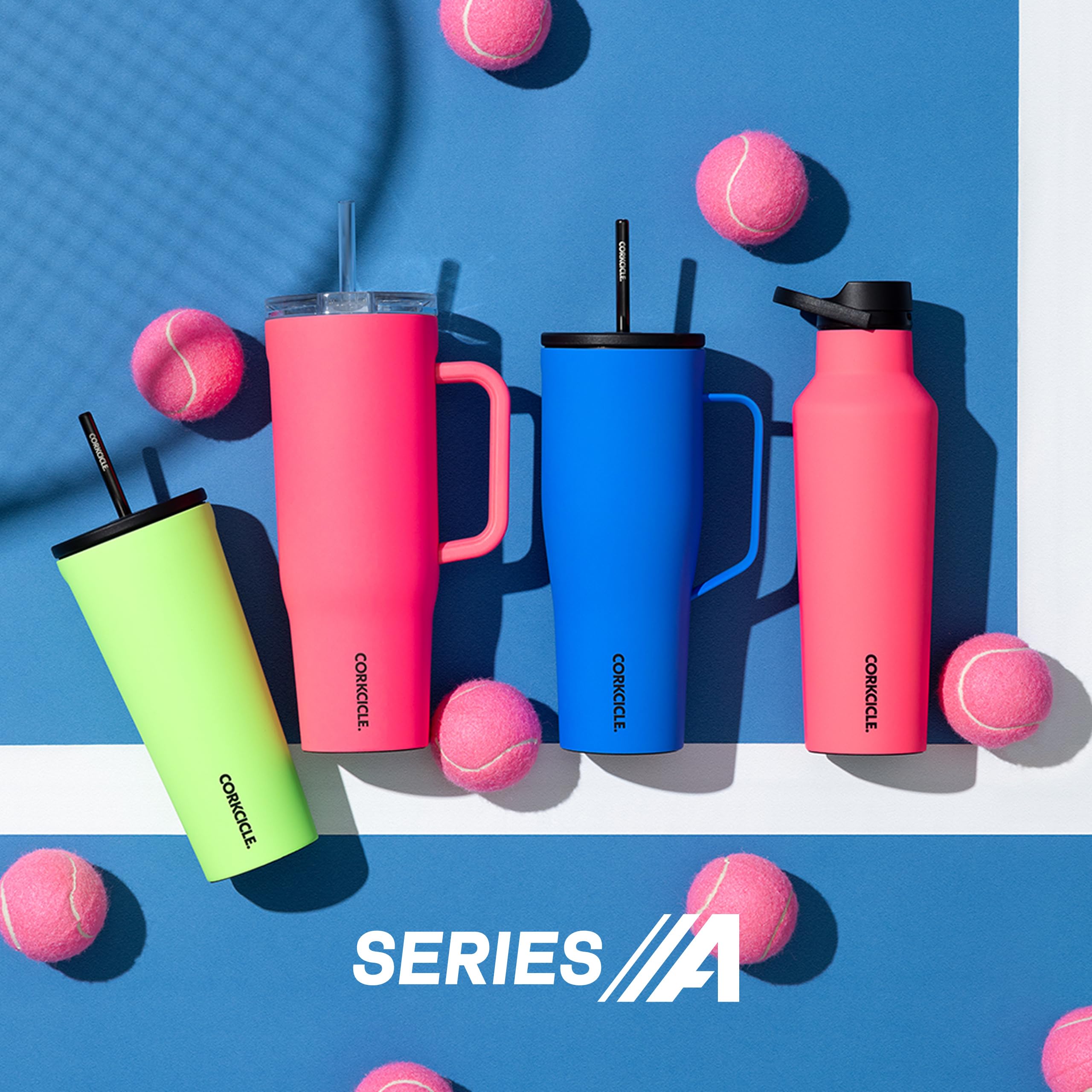 Corkcicle Cold Cup XL à côté d’un verre pour comparer l’échelle et la capacité 30 oz
