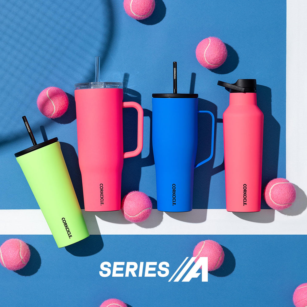 Corkcicle Cold Cup XL à côté d’un verre pour comparer l’échelle et la capacité 30 oz