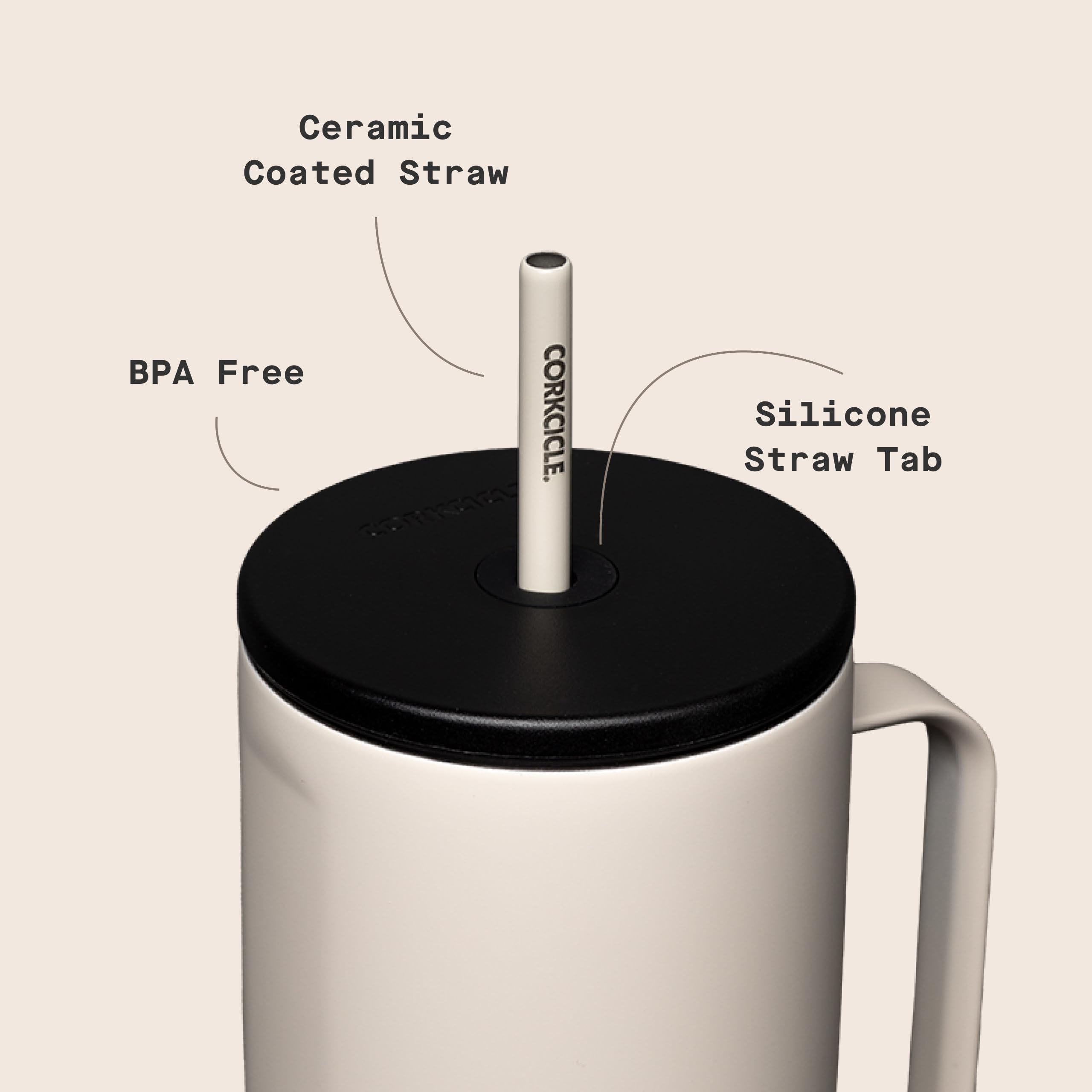 Corkcicle Cold Cup XL Latte vue profil adaptée aux porte-gobelets de voiture
