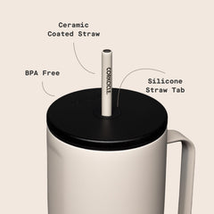 Corkcicle Cold Cup XL Latte vue profil adaptée aux porte-gobelets de voiture