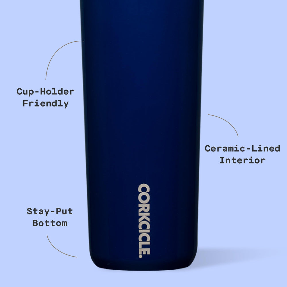 Corkcicle Commuter Cup main en usage facilitant hydratation en déplacement