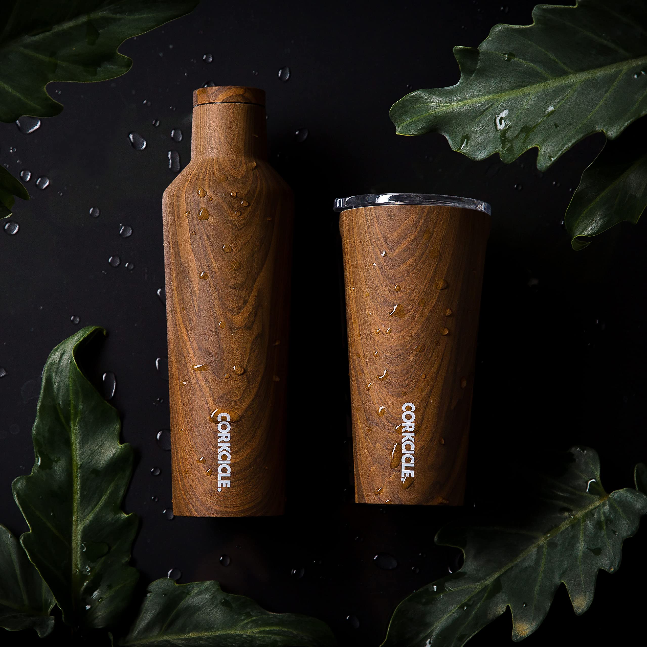 Corkcicle comparaison taille dans une main montrant capacité 16 oz pratique