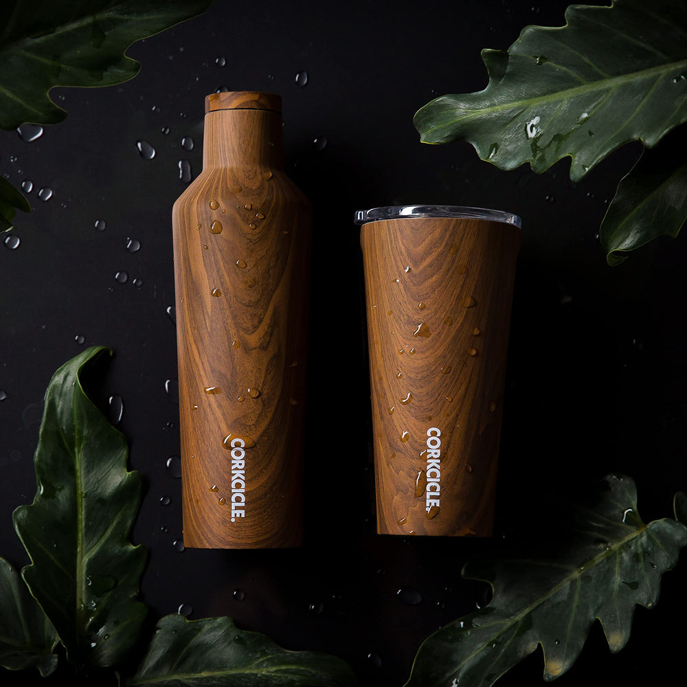 Corkcicle comparaison taille dans une main montrant capacité 16 oz pratique