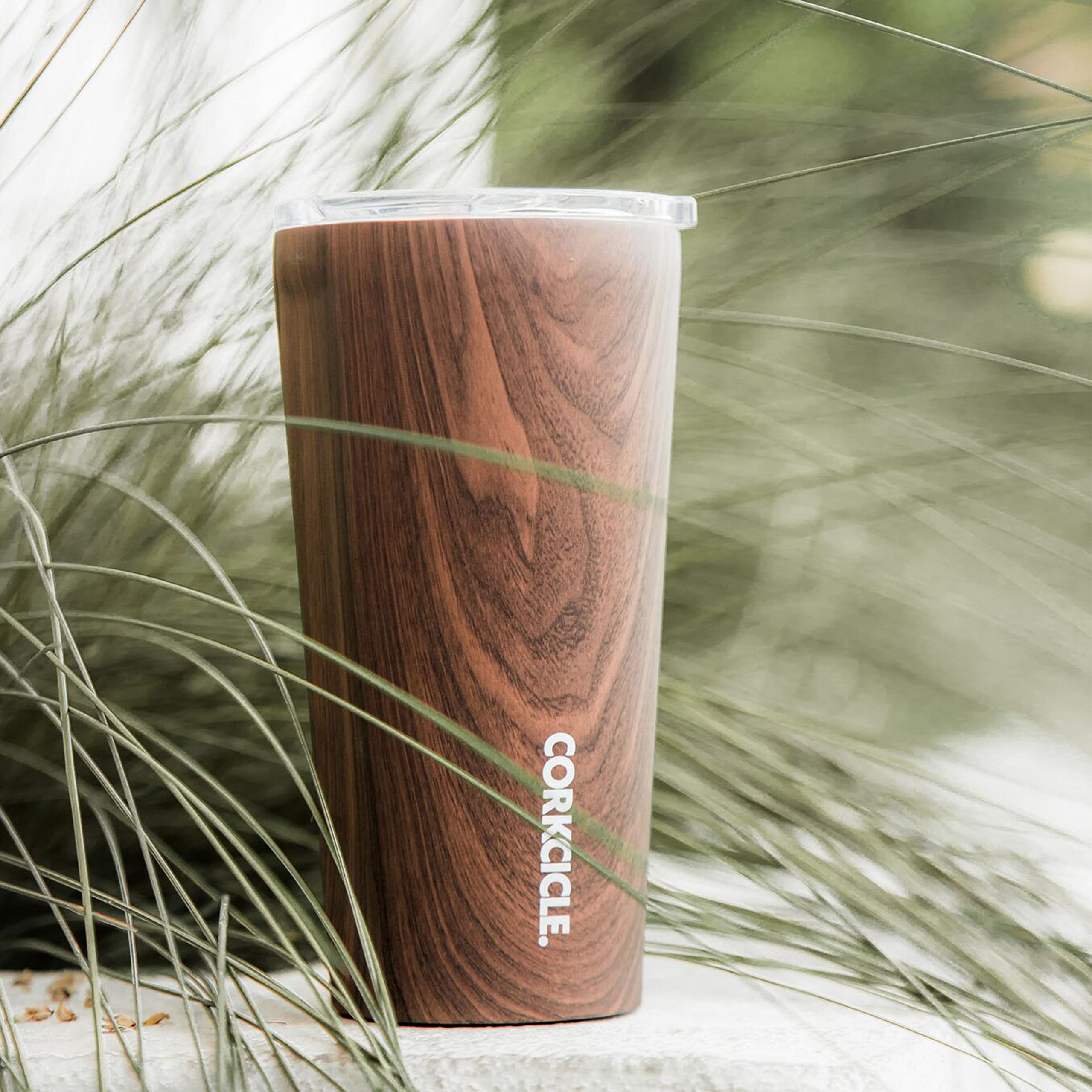 Corkcicle finition noyer gros plan montrant texture élégante et durable