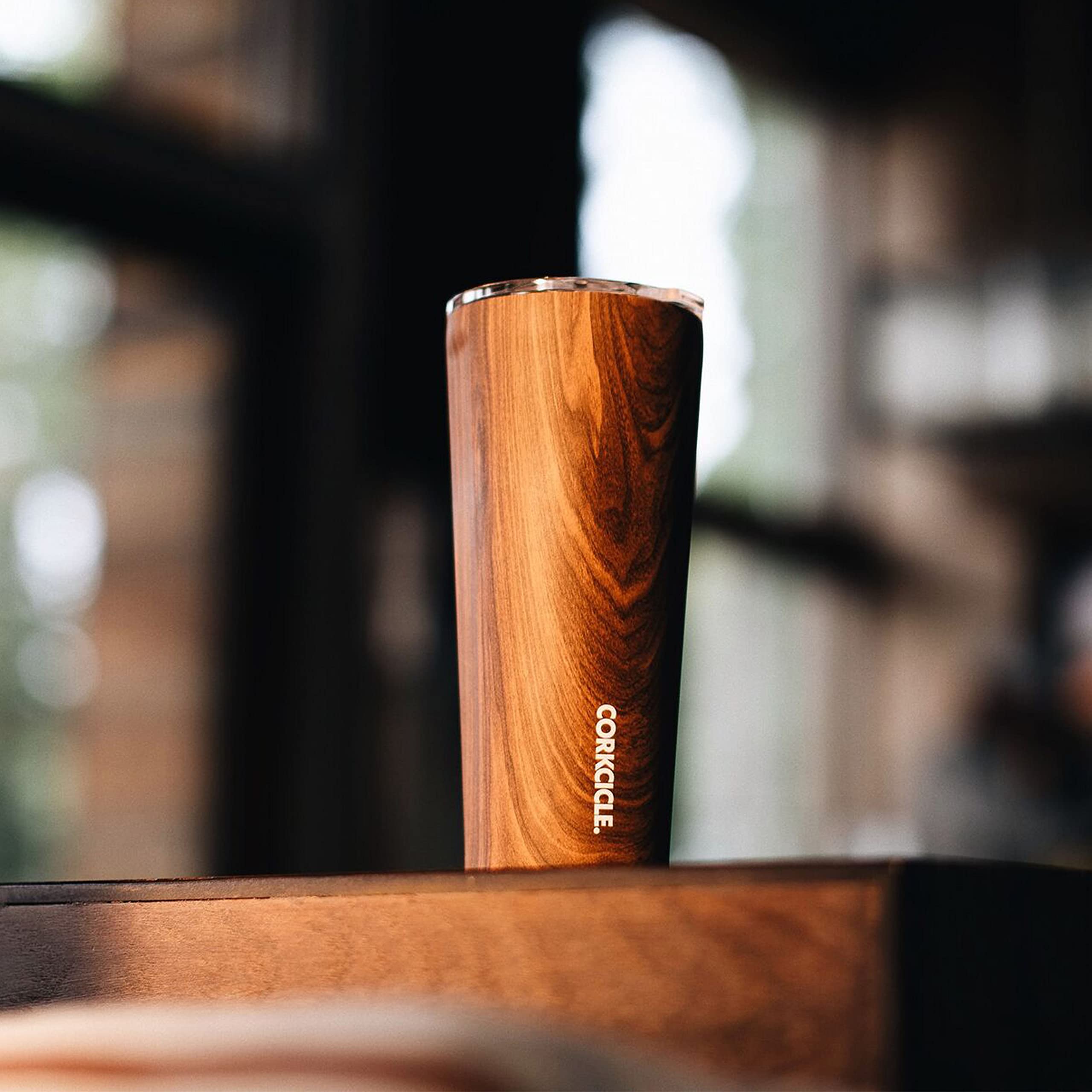 Corkcicle gobelet en usage avec café confortable lors d'un trajet