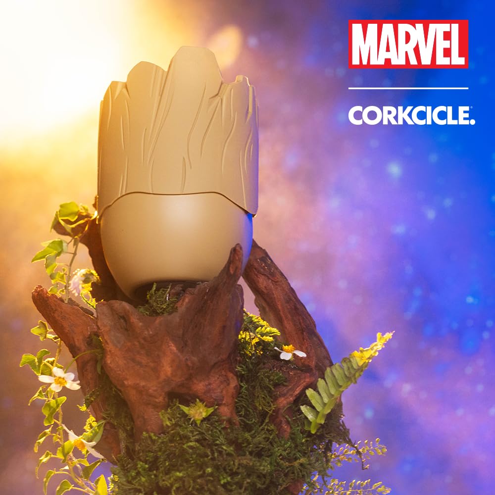 Corkcicle Marvel Groot comparaison taille dans une main pour évaluer capacité