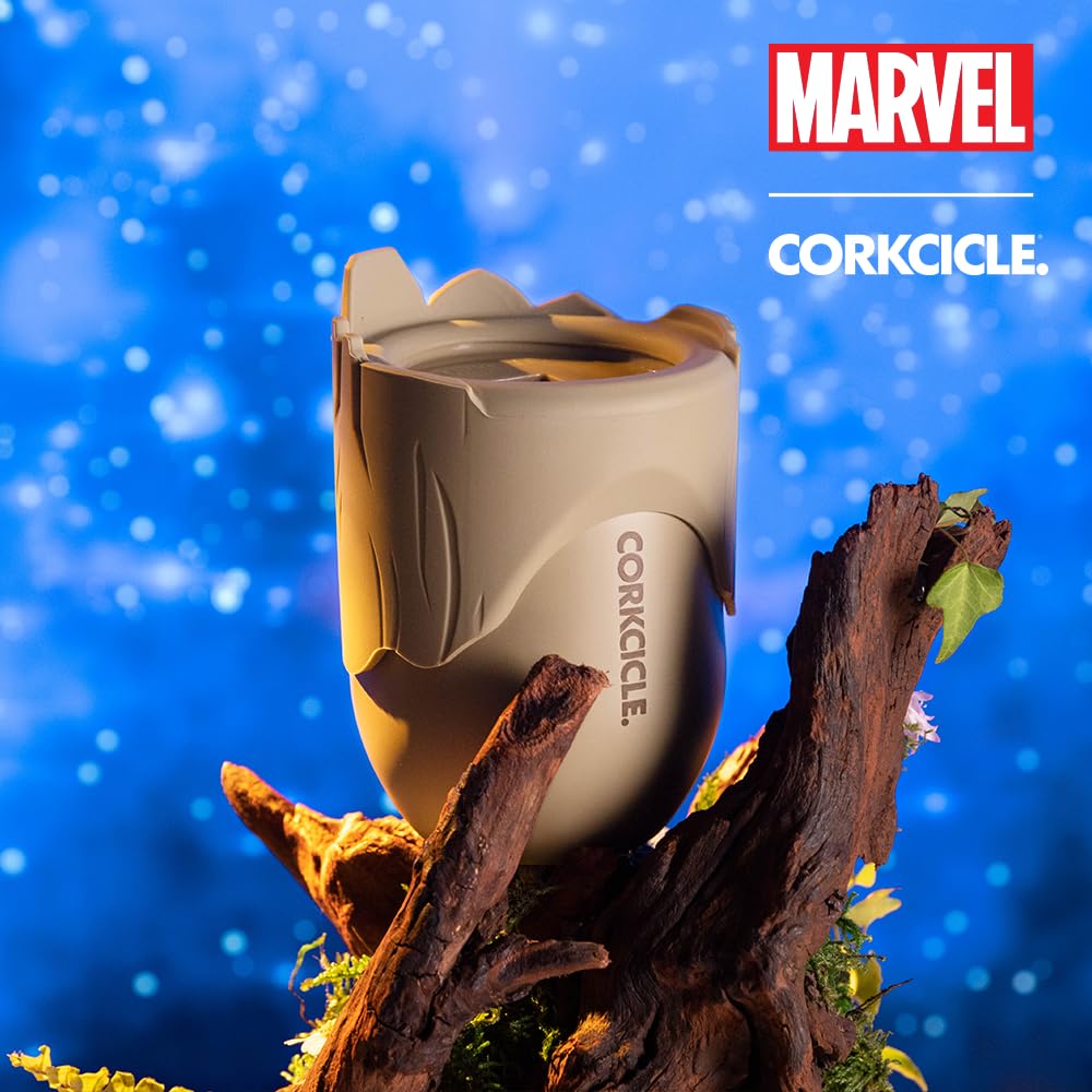 Corkcicle Marvel Groot en usage lors d'un pique-nique gardant la boisson froide
