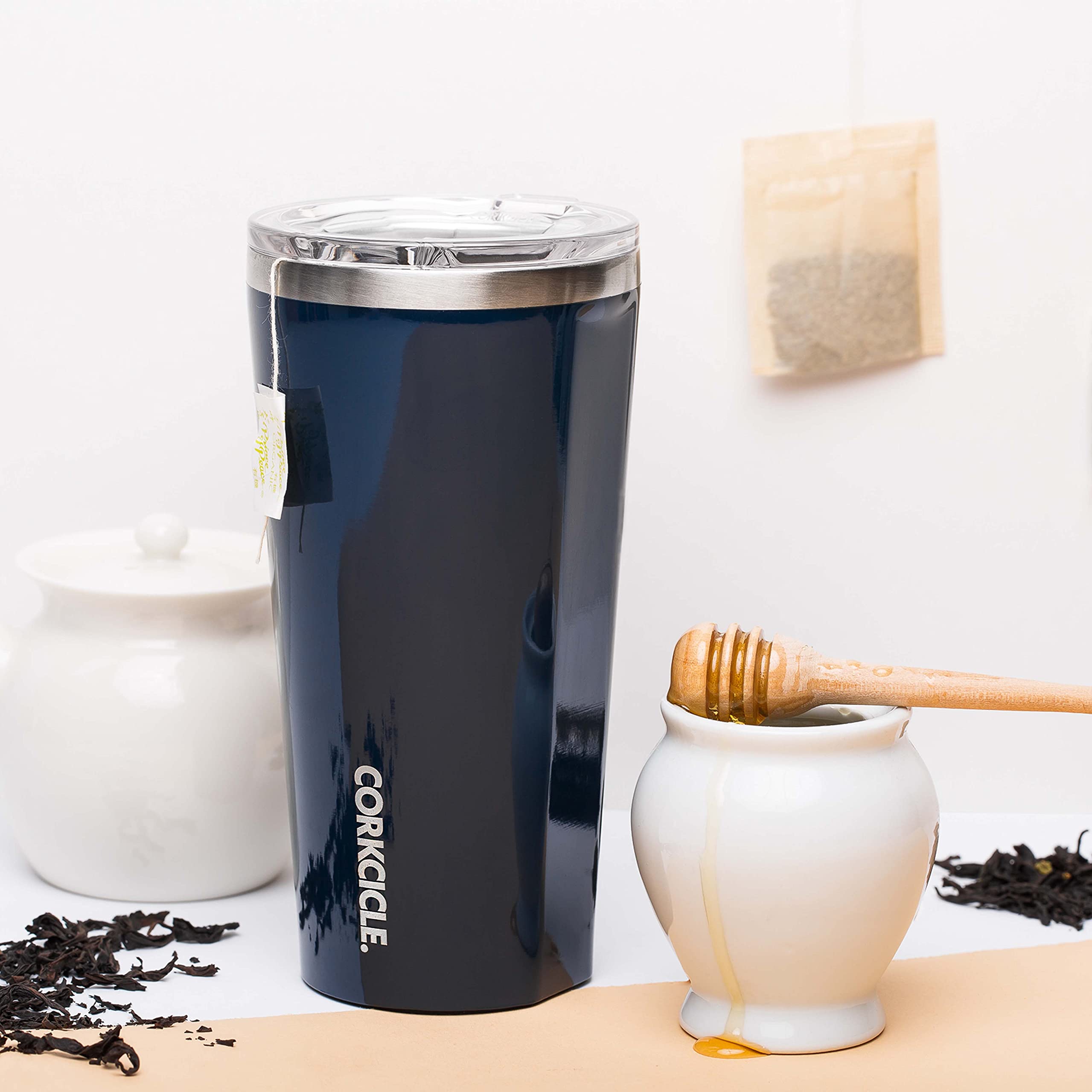 Corkcicle gobelet posé sur un bureau lifestyle apportant style au travail