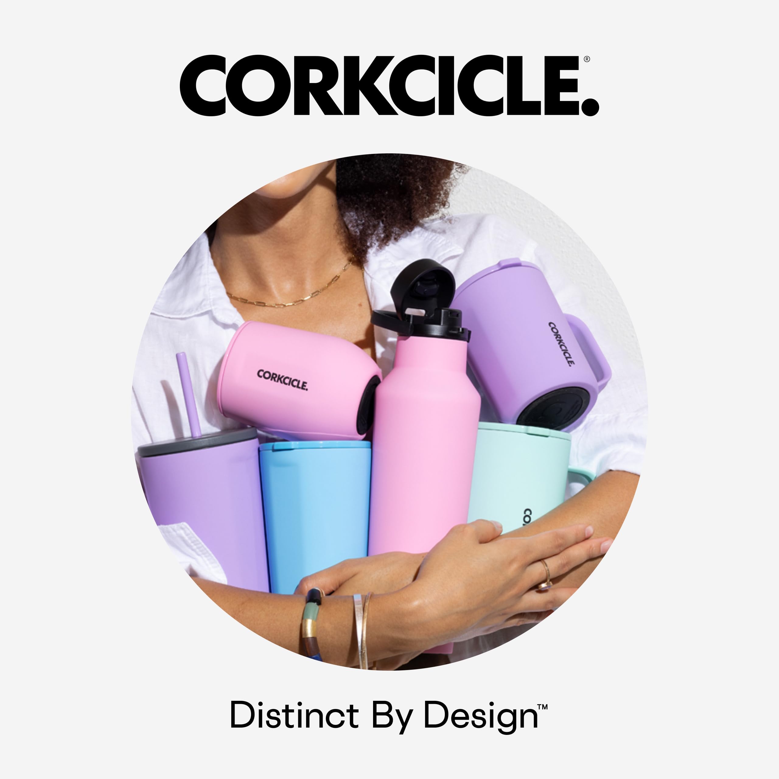 Corkcicle mug en situation sur un bureau moderne, pratique pour le travail quotidien