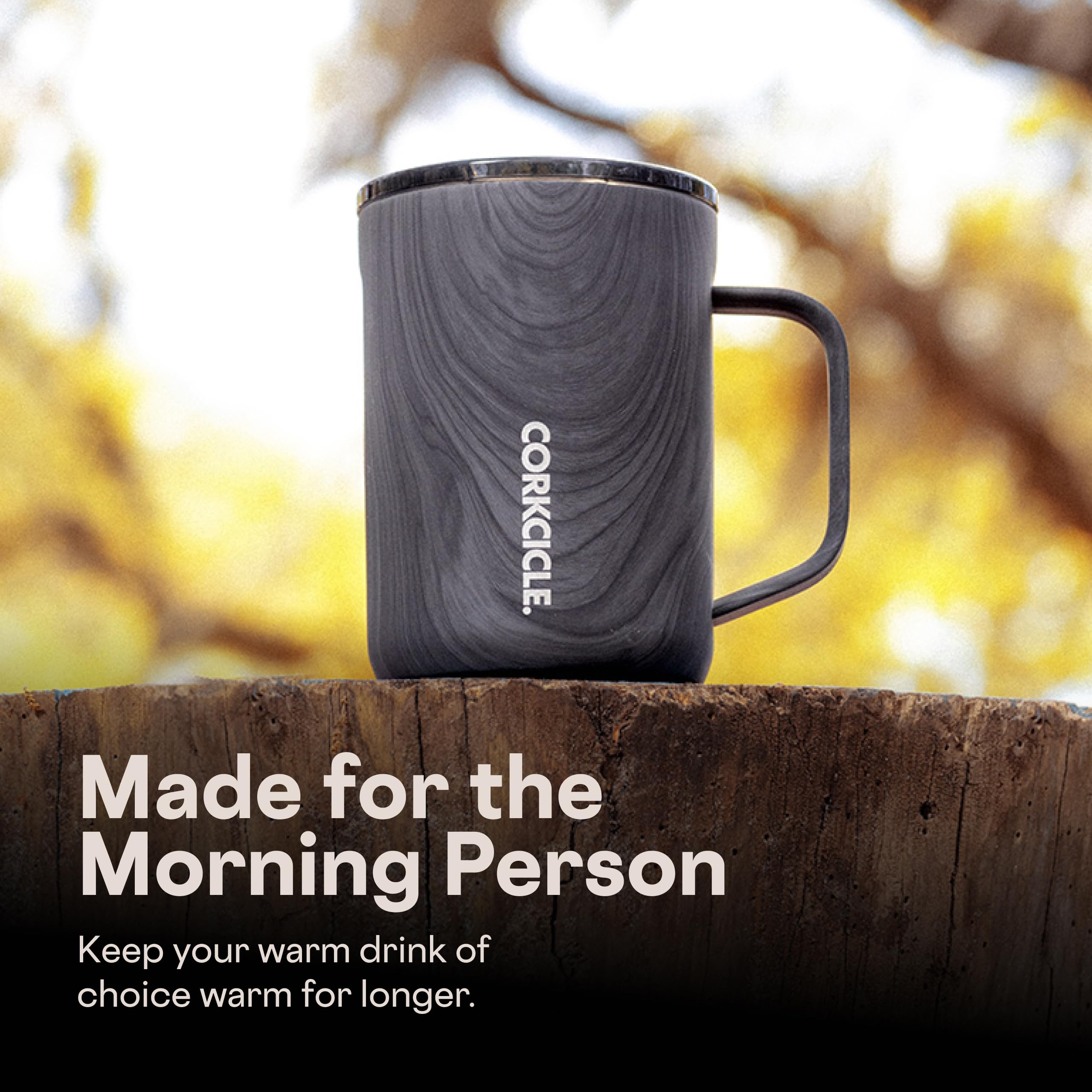 Corkcicle mug en main pour comparaison d'échelle et confort lors du transport