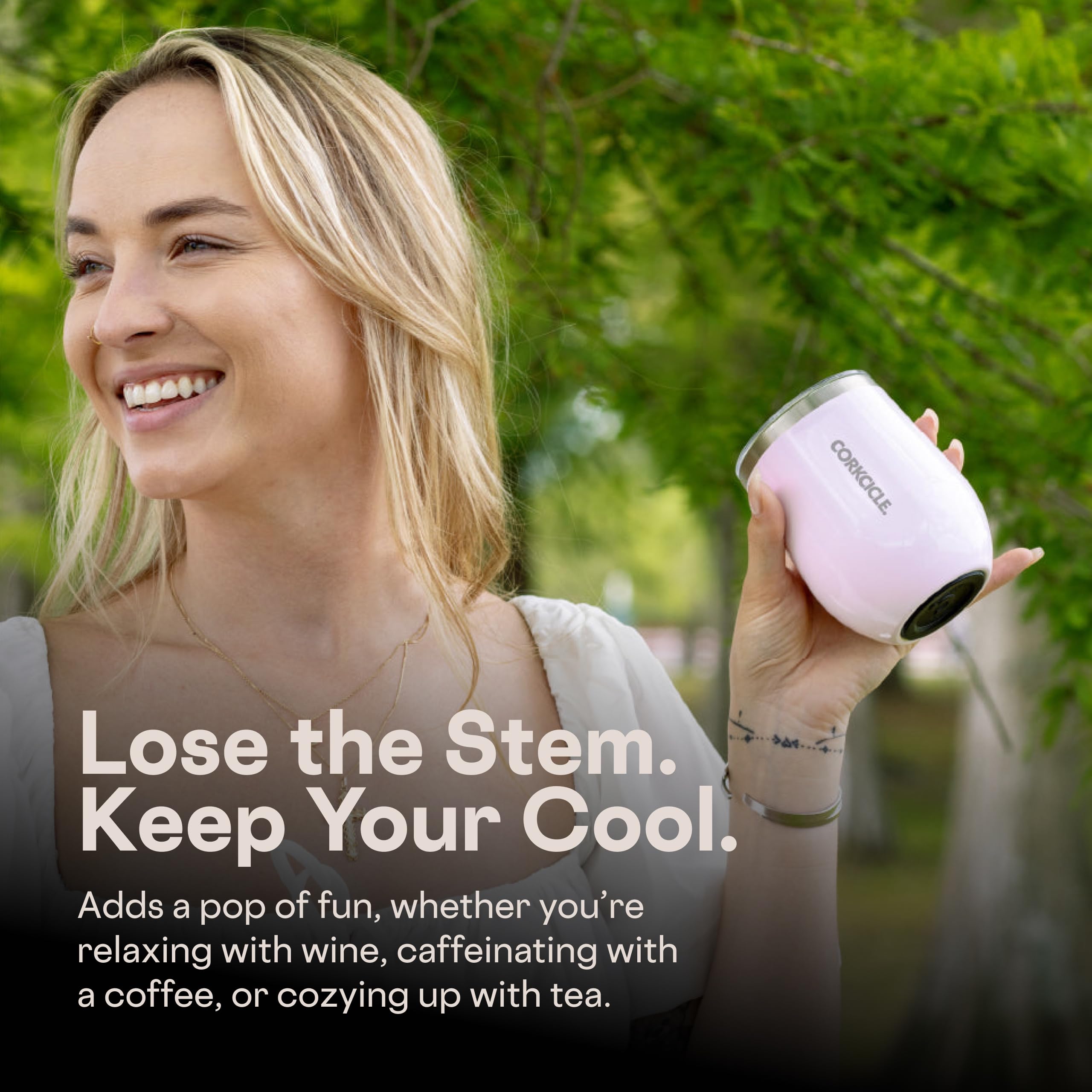 Corkcicle posé sur table de terrasse, style raffiné pour apéritifs