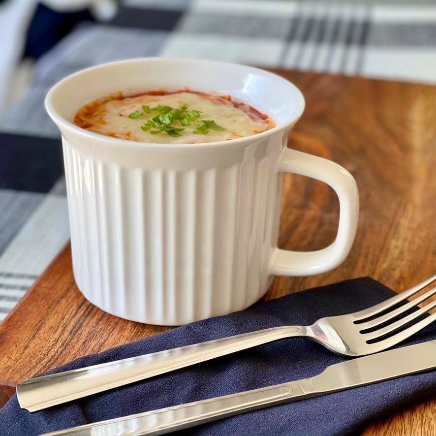 CorningWare mug à côté d'une tasse standard pour comparaison de taille et capacité 20oz