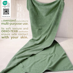 Serviette Cotton Paradise en usage enveloppant une personne après douche