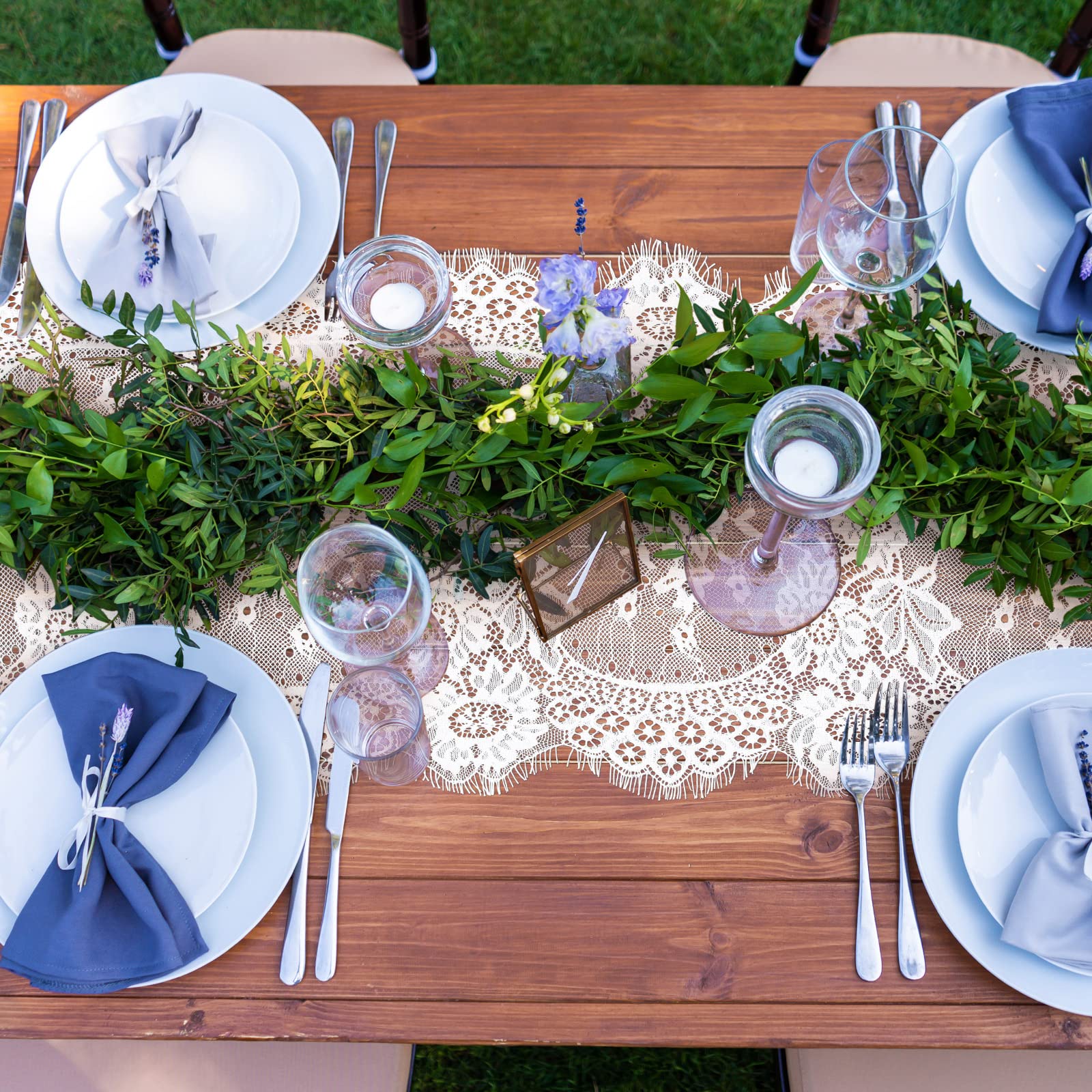 Coume posé sur une table de mariage pour créer une ambiance bohème
