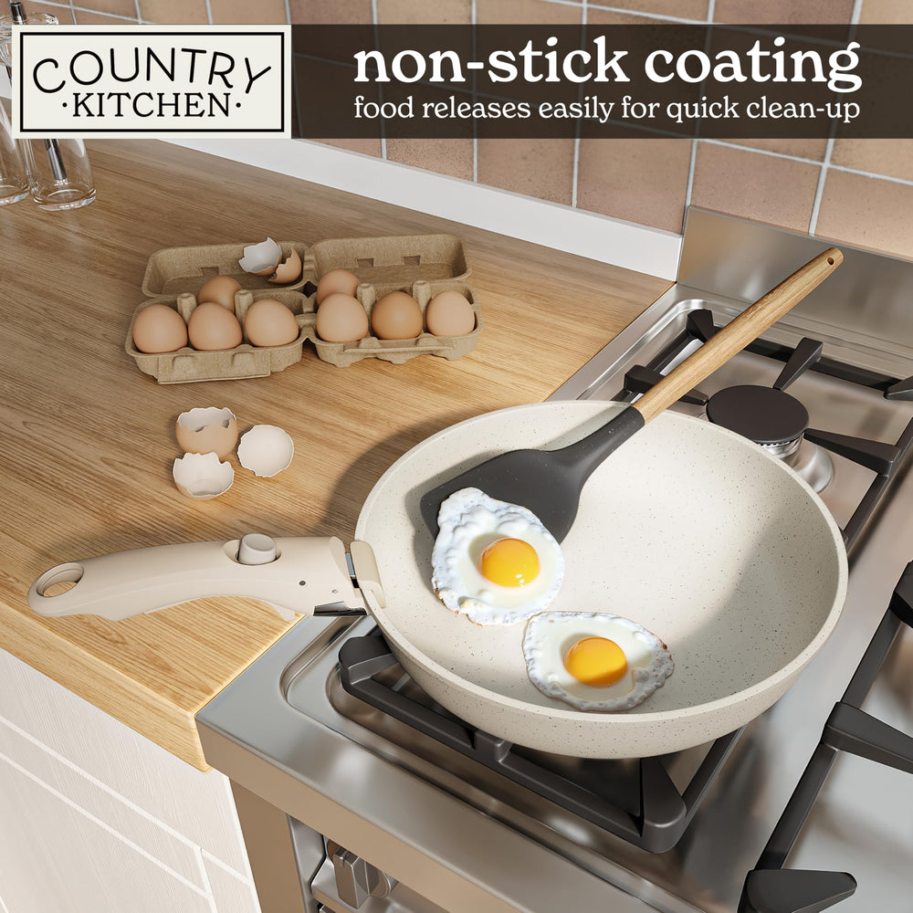 Country Kitchen pièces empilées illustrant rangement compact pour petits espaces