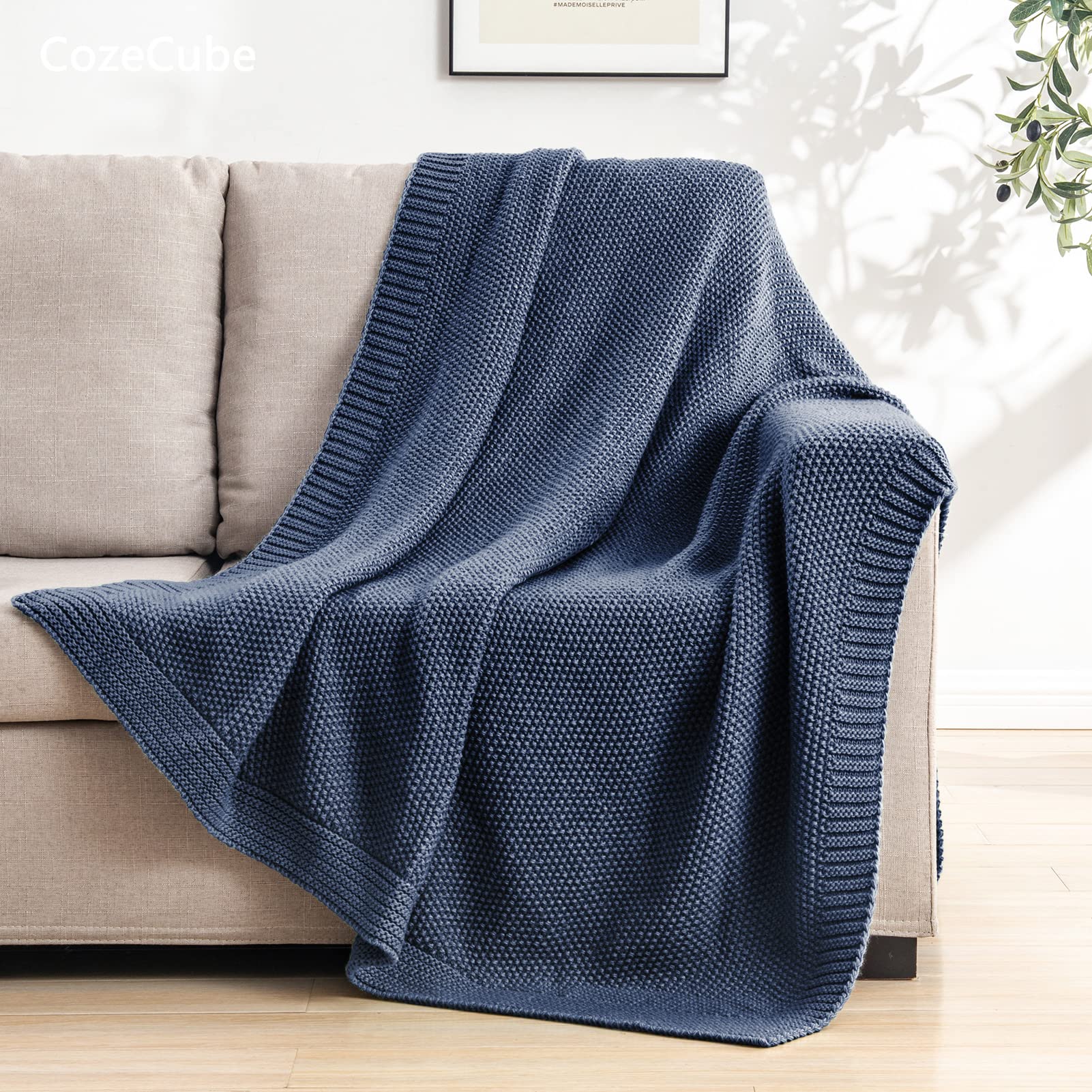 Plaid CozeCube drapé sur un canapé, ajoute confort et style farmhouse
