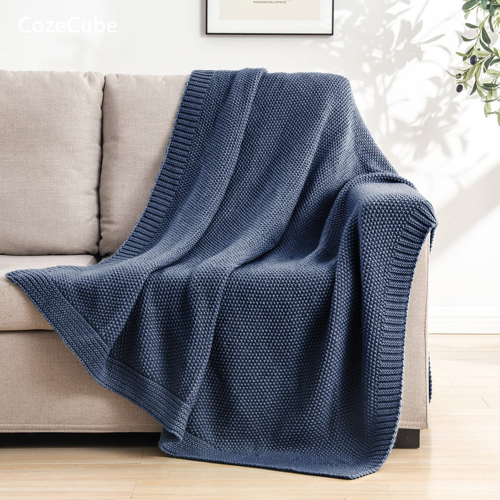 Plaid CozeCube drapé sur un canapé, ajoute confort et style farmhouse