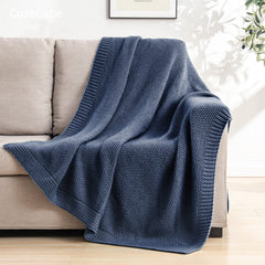 Plaid CozeCube drapé sur un canapé, ajoute confort et style farmhouse