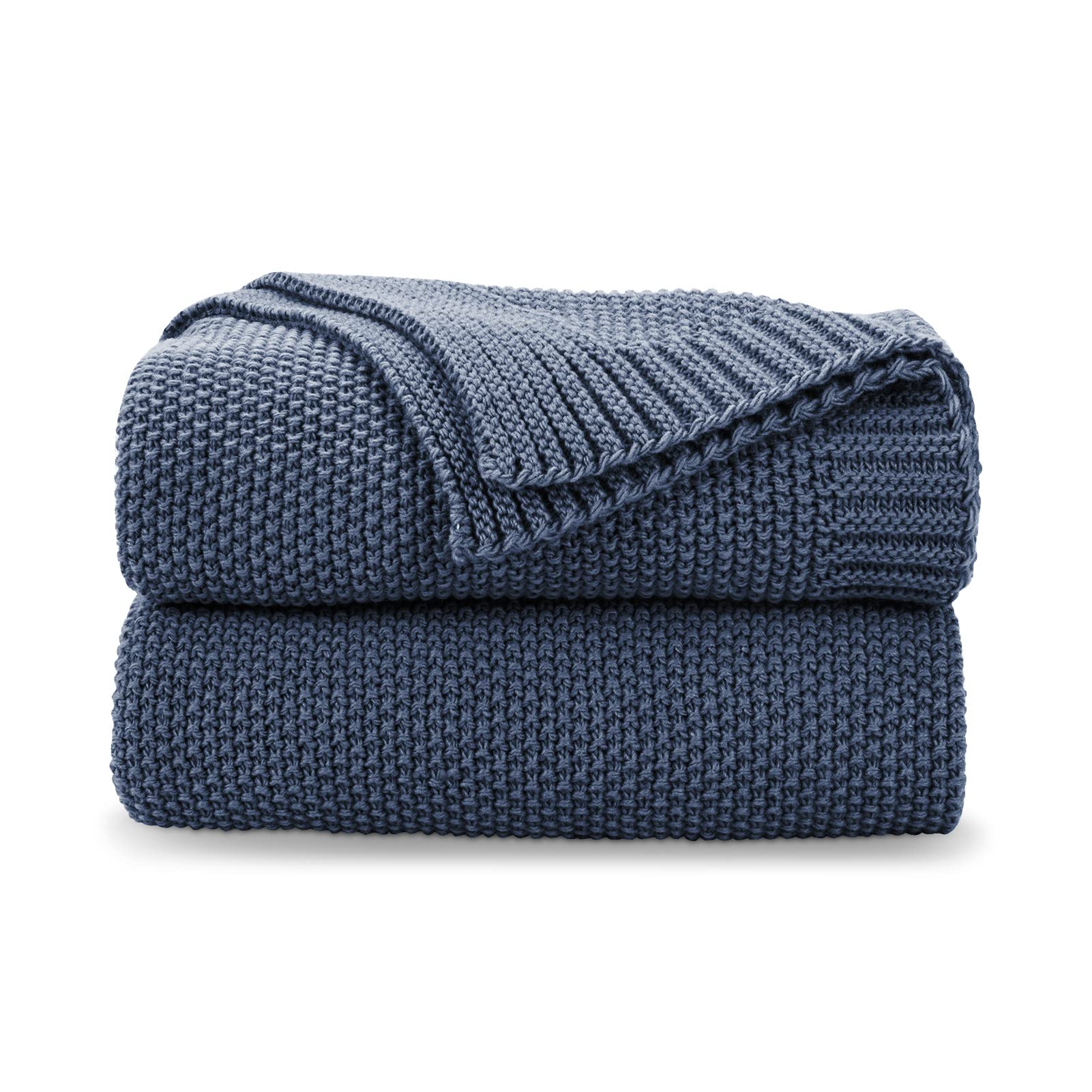 Couverture CozeCube Dusty Blue posée face visible, apporte chaleur décorative