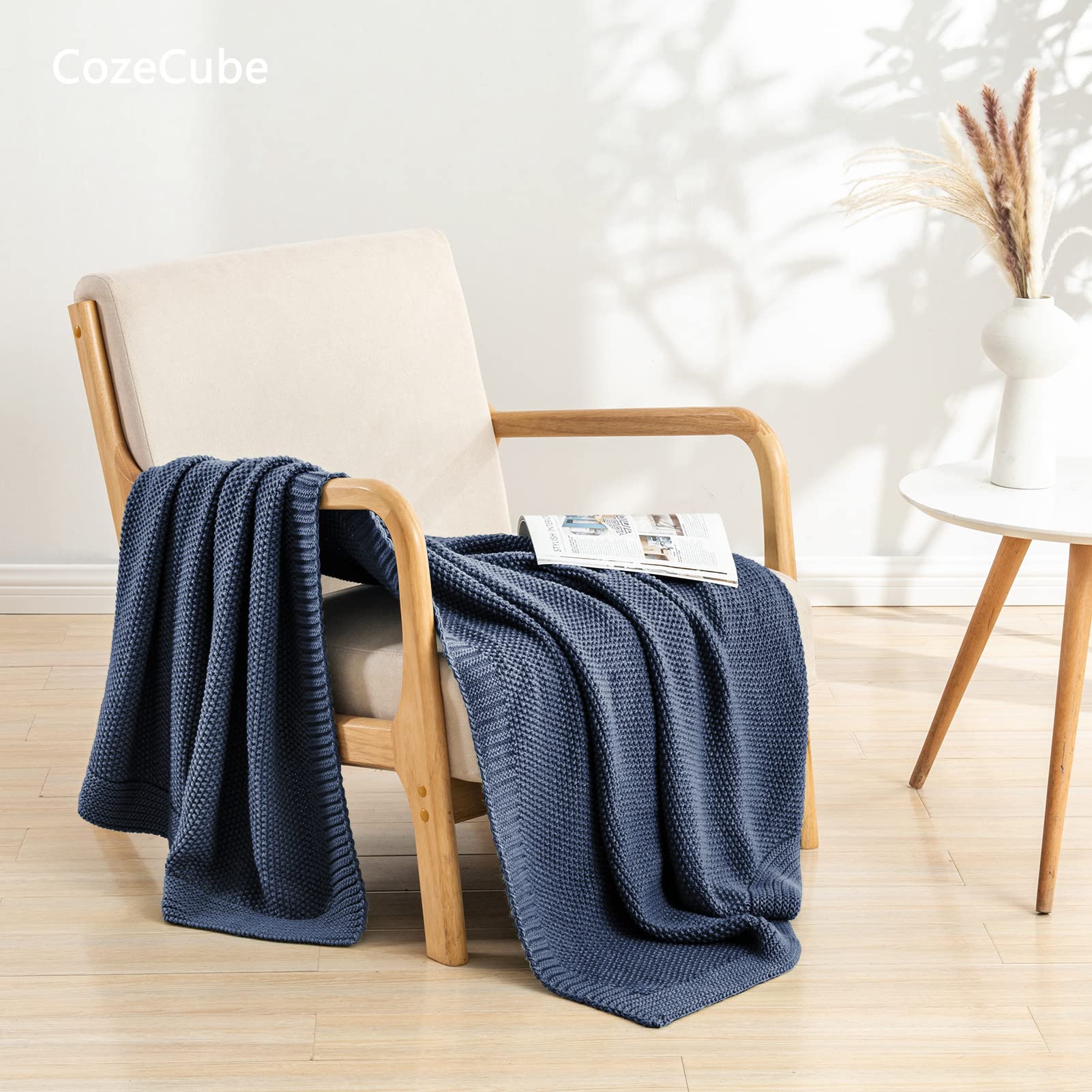 Gros plan du point seed stitch CozeCube montrant la texture douce et dense