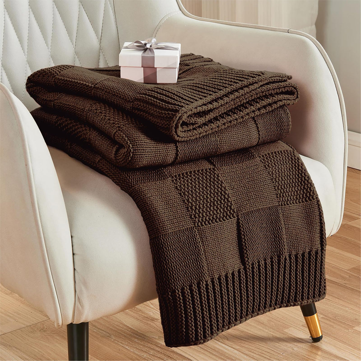 CozeCube plaid face avant posé sur canapé, apporte chaleur décorative