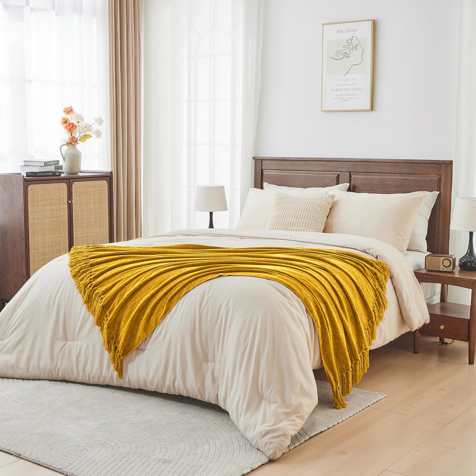 CozeCube plaid à côté d’un coussin pour échelle de taille